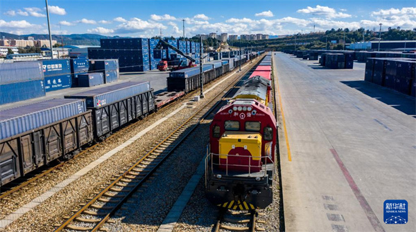 中老铁路国际货物列车？？？吭谥刑ッ髦行恼荆ㄎ奕嘶掌。。。。新华社记者 胡超 摄.jpg